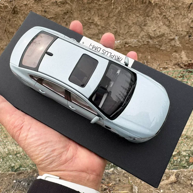 1/32 Qin PLUS DM-i 2025 Modelo de Carro em Liga Metálica Fundida, Sedan Híbrido de Simulação, Veículo de Brinquedo para Coleção, Presente de Feriado e Ornamento