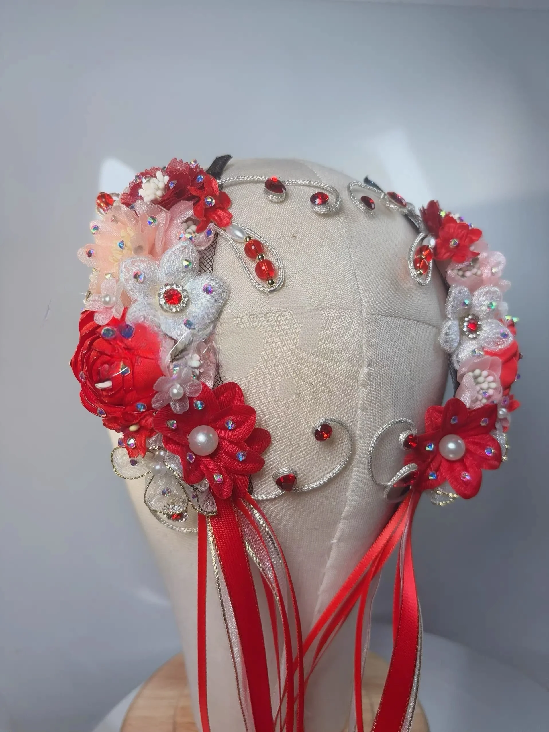 

Новая изысканная балетная повязка на голову подойдет для выступлений на соревнованиях, таких как "Коппелия" и "Жизель и ее неудержимая дочь".