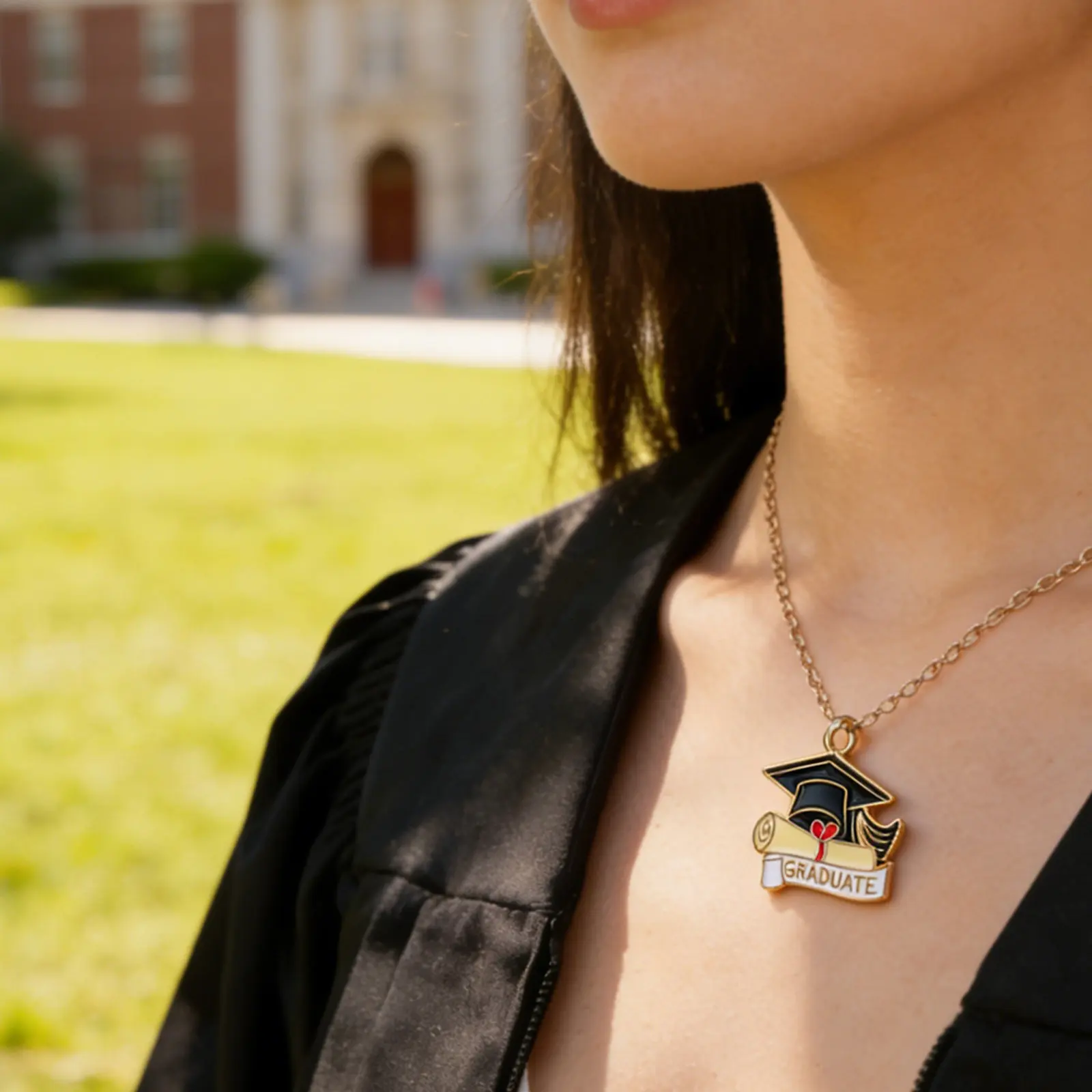 30 Piezas de Dijes Colgantes de Metal Esmaltado con Diseño de Birrete de Graduación, Toga Doctoral y Pergamino de Diploma para la Creación de Joyas DIY, Regalos de Graduación 2026 para Mujeres