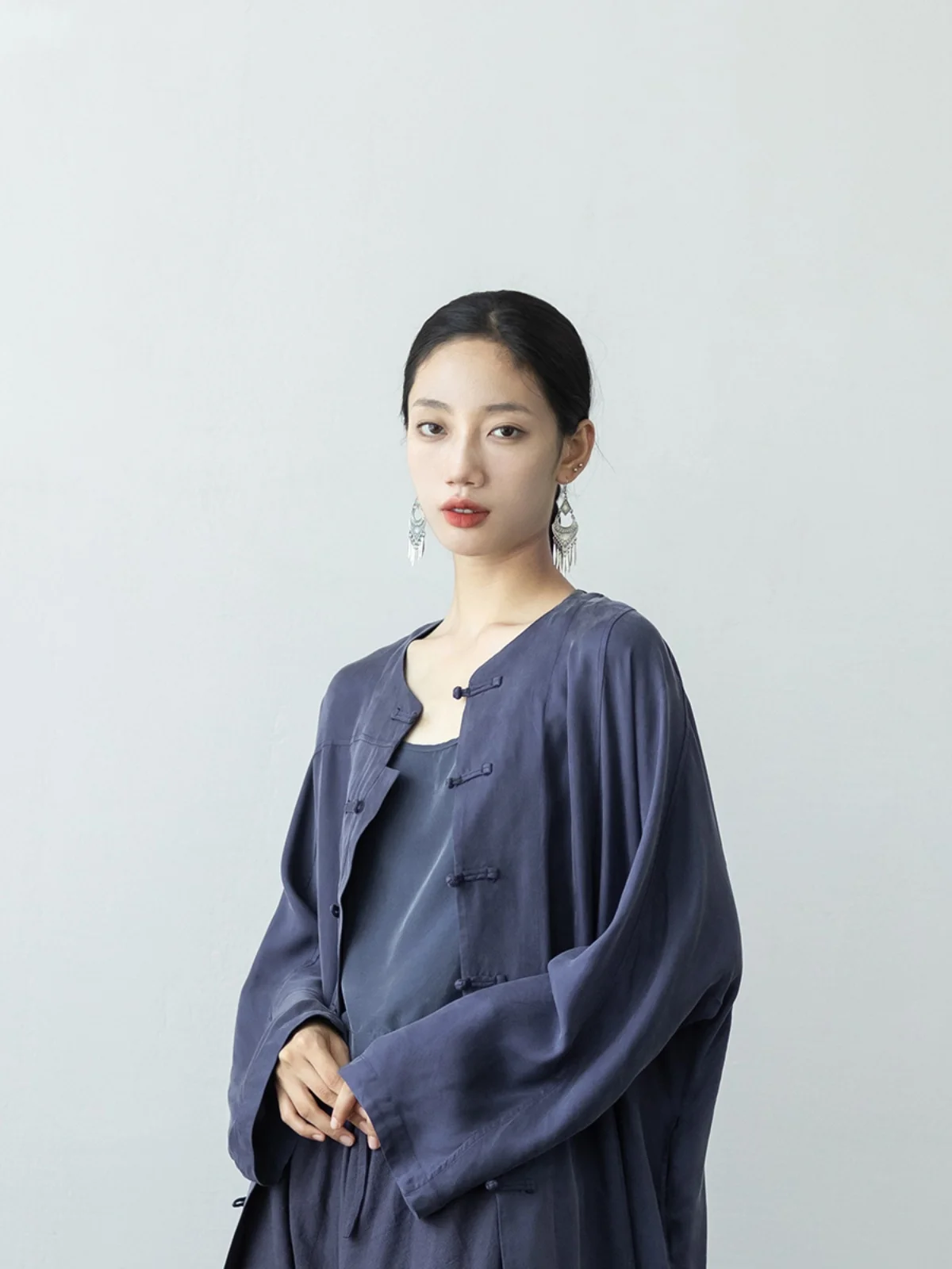 

Свободная комфортная женская рубашка из шелковистой ткани с добавлением купро, с пуговицами, для повседневной носки, в традиционном китайском стиле