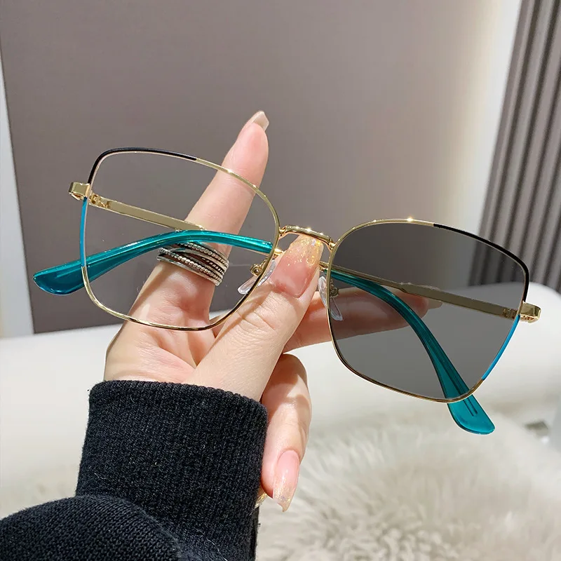

New Metal Minimalist Anti Blue Light Color Changing Glasses with Fashionable Square Frame and Flat Light Color Changing Glasses