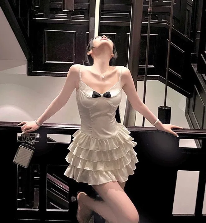 

Summer 2025 Korean Sle Faionable Ele Lady High-End Heavy Work Pearl Chain Satin Cake Dr Women's Sweet High Waist Gown