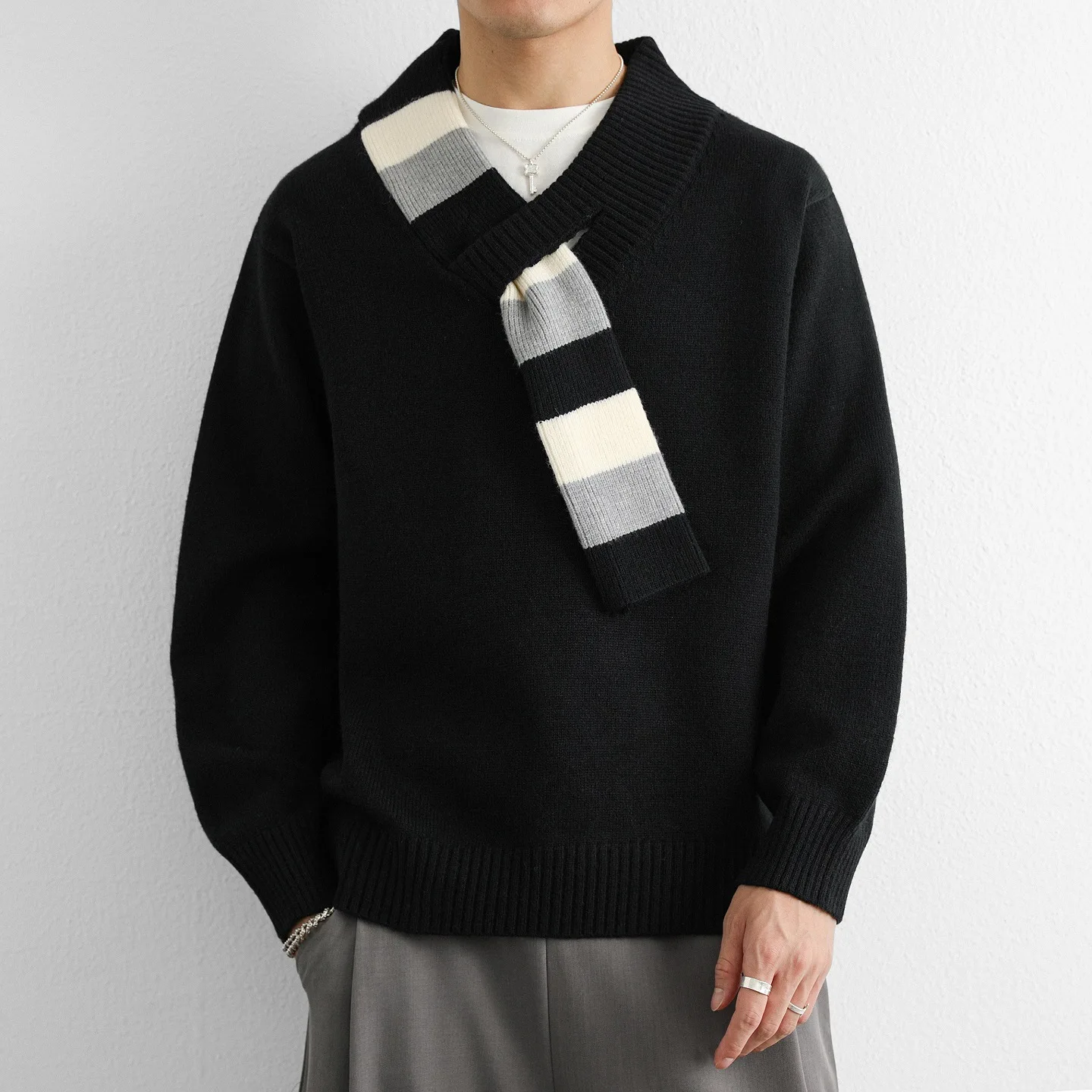 2025 men's fashion design sense, autumn, scarf v-neck knitted sweater