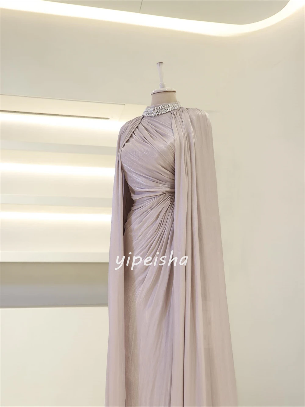 ชุดเดรสยาวคอสูงทรงตรงผ้าชีฟองประดับคริสตัลจีบสไตล์โมเดิร์นสั่งตัดได้สำหรับโอกาสพิเศษแฟชั่น