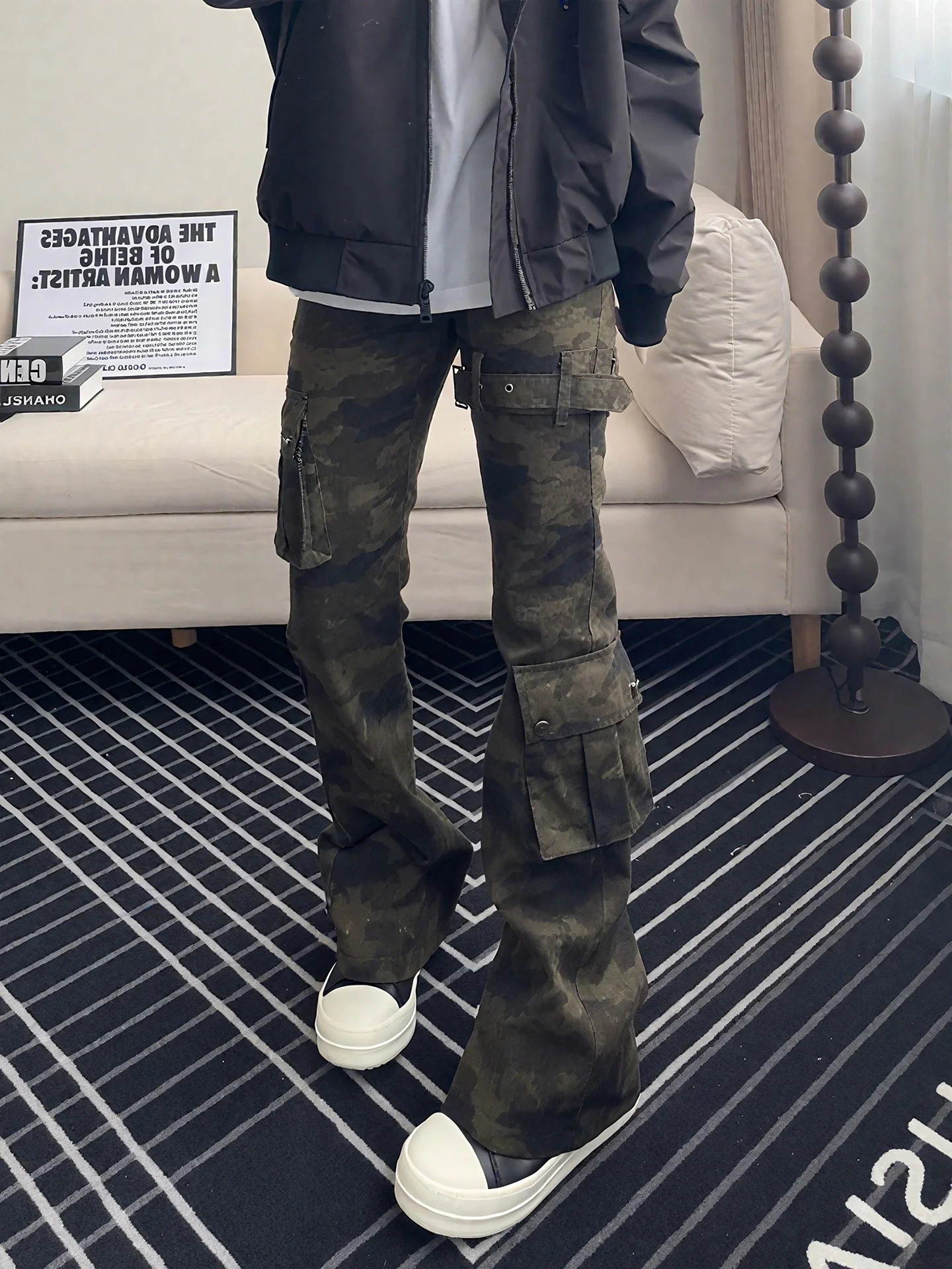 

Американские камуфляжные рабочие джинсы для мужчин: зауженные прямые брюки с микро-клешем, множество карманов, дизайн с поясом, осенняя коллекция