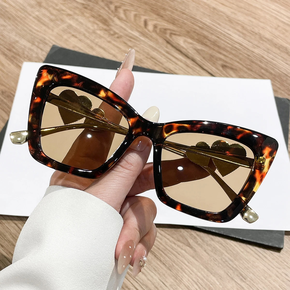 1Pc frauen Sonnenbrille Neue Luxus Retro Cat Eye Doppel Herz Quadrat Persönlichkeit Mode Trend Street Style Täglichen Reise urlaub