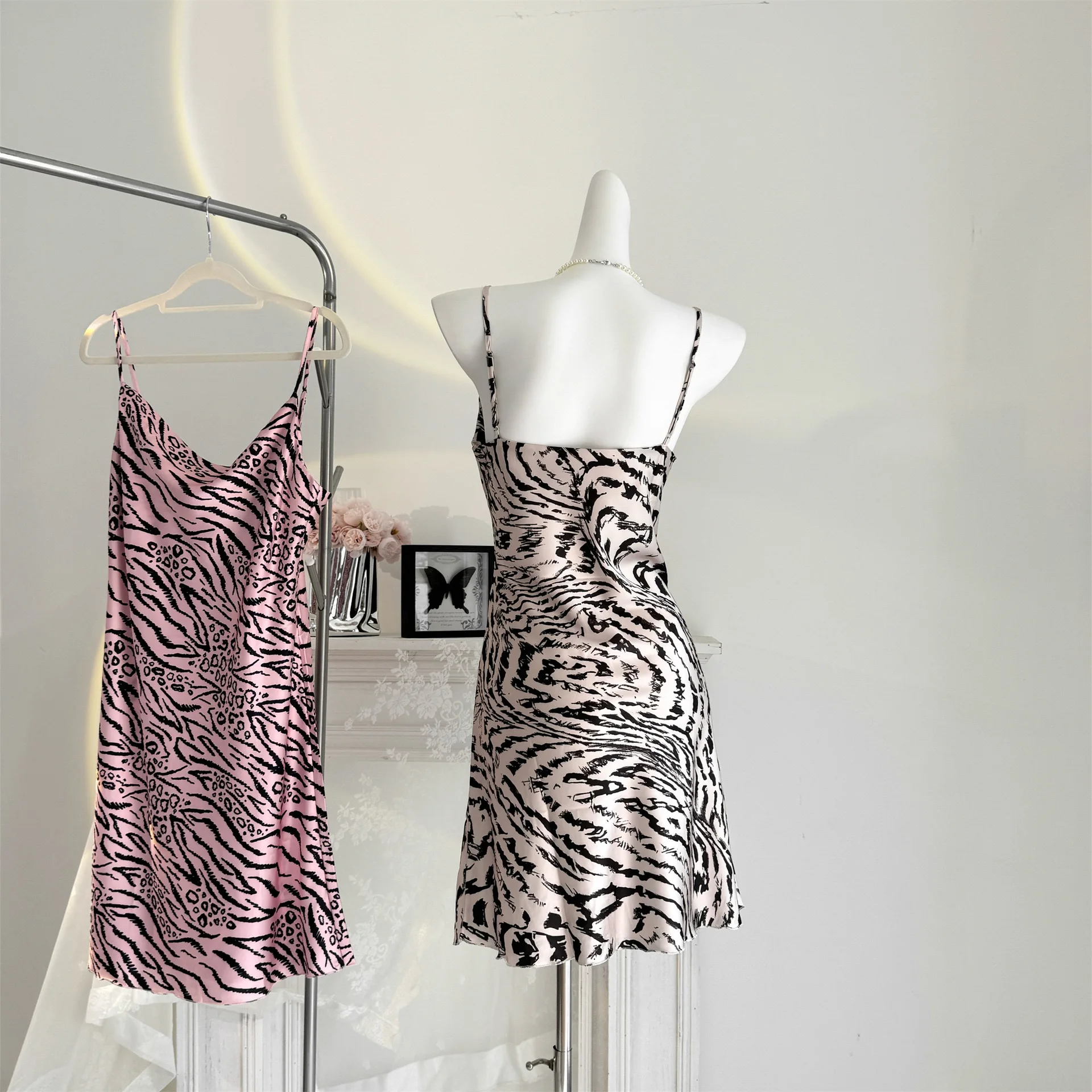 [Yunpan Wuyin] Sexy women's pajamas new leopard print backless sling ladies nightdress pure desire style