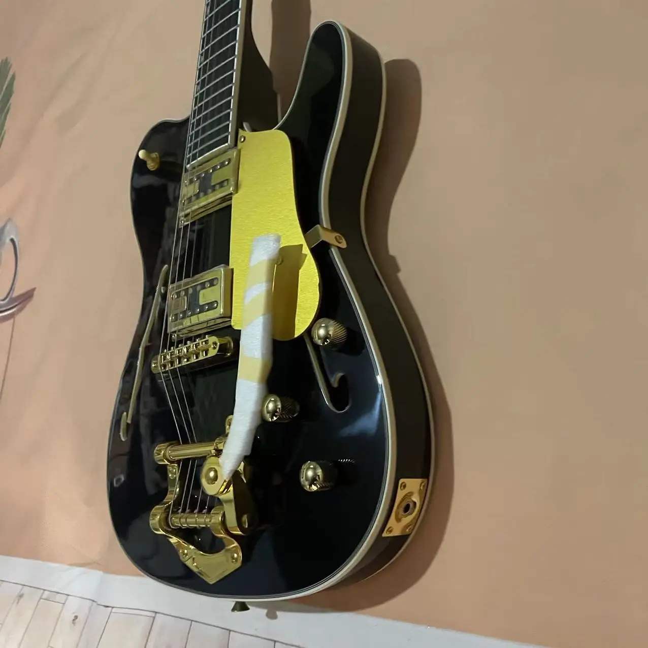 In stock, 6-chord two side f-hole semi hollow electric guitar, black body, gold accessories, available in multiple colors, facto