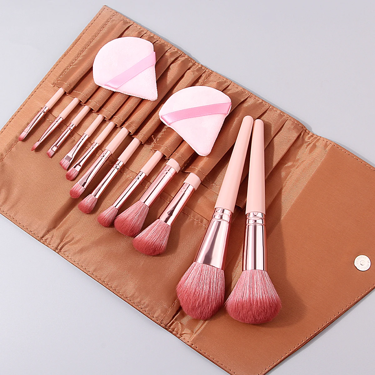 Le ensemble de pinceaux de maquillage 15 pièces comprend un ensemble de pinceaux de maquillage multifonctionnel, un bouffleur de poudre triangulaire et un sac de rangement portable