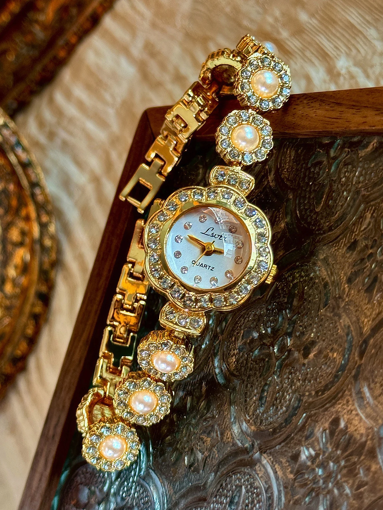 1 ساعة كوارتز نسائية فاخرة جدي - مراجعة Luxury Watch White وسعره