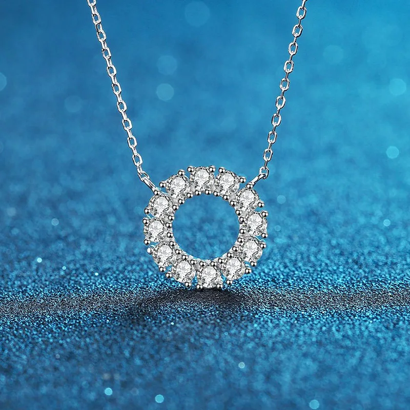 Platinum PT950 18K Gold Round Full Diamond Pendant, Simple Collarbone Chain, Women's 0.3carat Moissanite Light Luxury Necklace