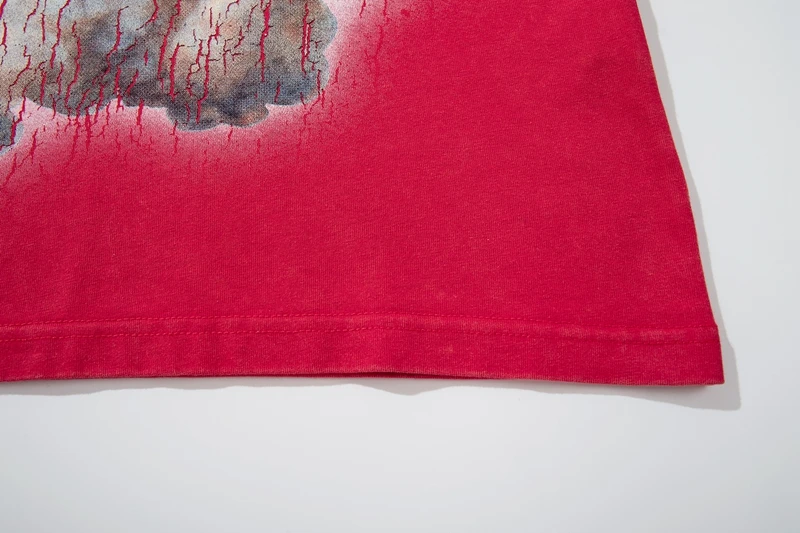 Sommerliches Vintage-T-Shirt für Herren mit roter Waschung und Grafik: Himmel, Wolken, Engel, Cherub, Strass – Lässiges Baumwoll-T-Shirt mit entspannter Passform – Detail 13