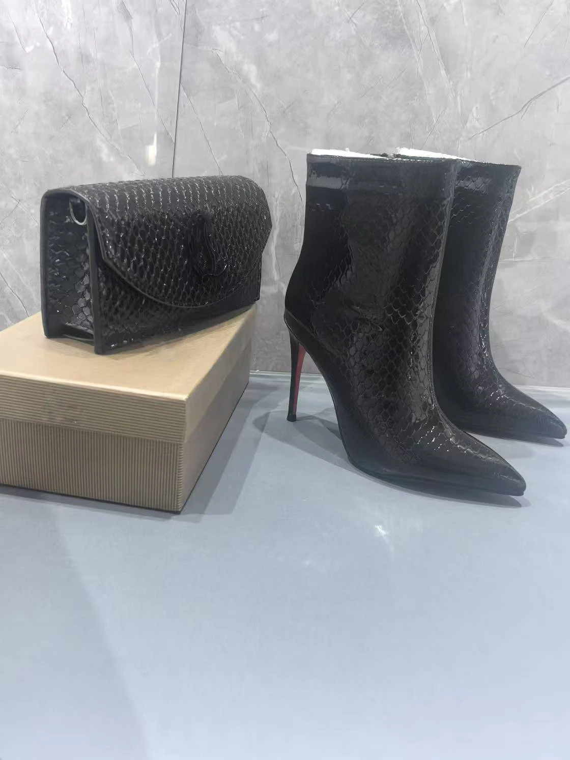 

Женские черные кожаные ботильоны на шпильке с острым носком и тиснением змеи, острая гламурная обувь с острым носком