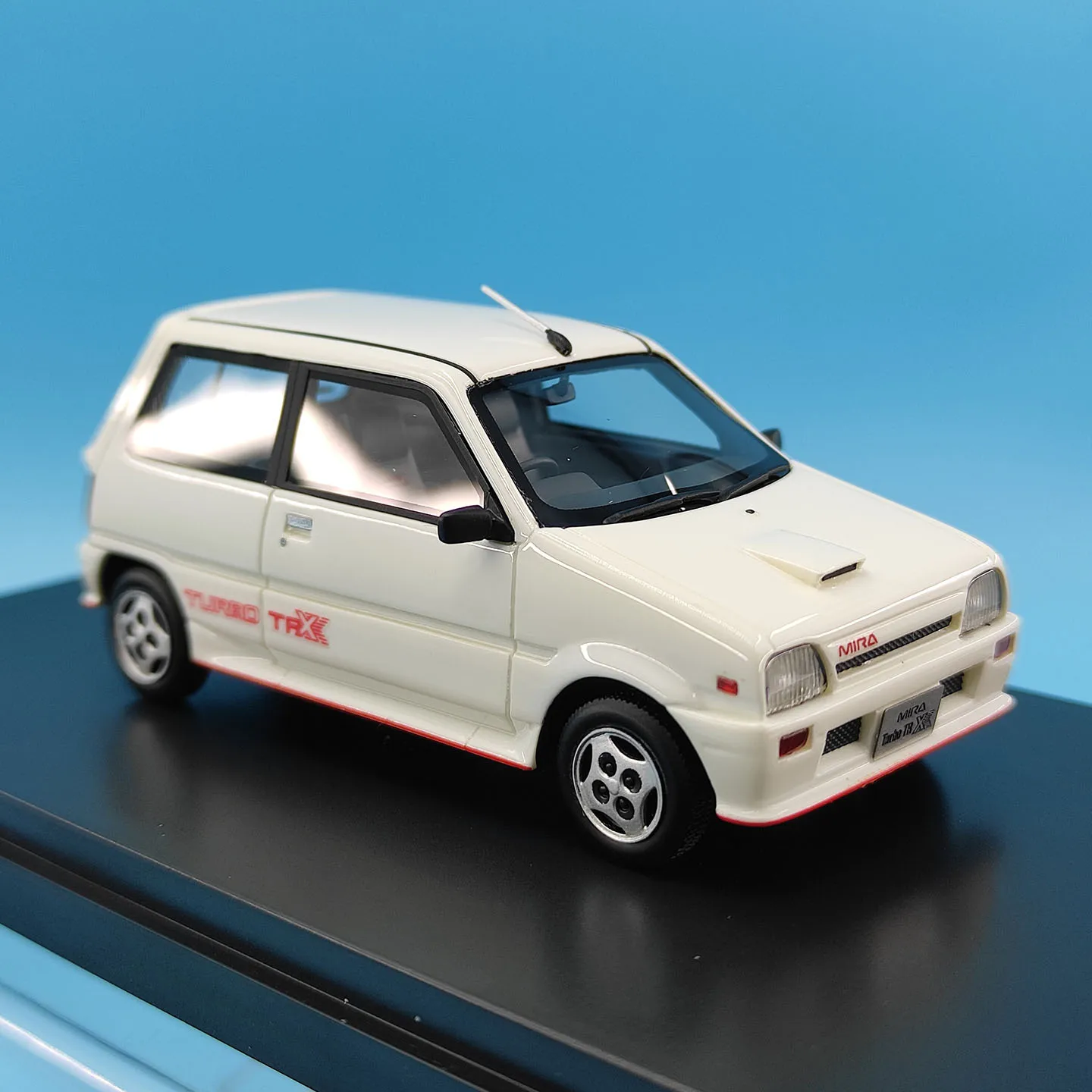 modele-de-voiture-en-resine-mira-turbo-tr-xx-1985-a-l'echelle-1-43