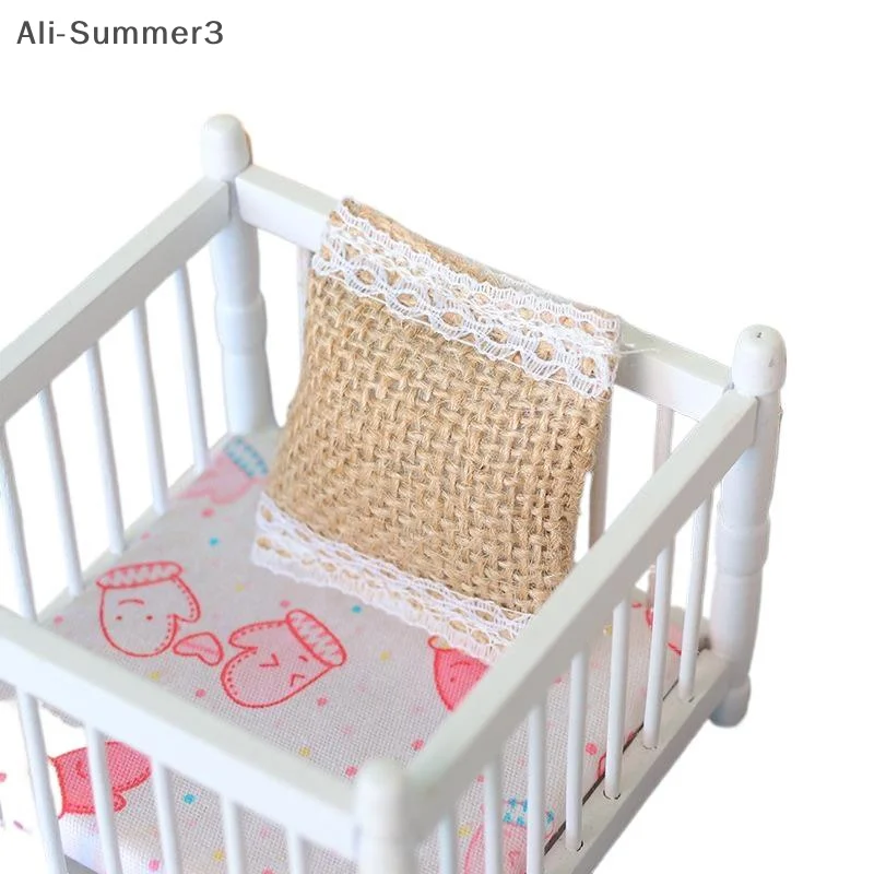 Mini almohada de encaje de simulación para casa de muñecas, cojín para sofá, decoración para sala de estar, accesorios de decoración para casa de muñecas, 2 uds., 1/12