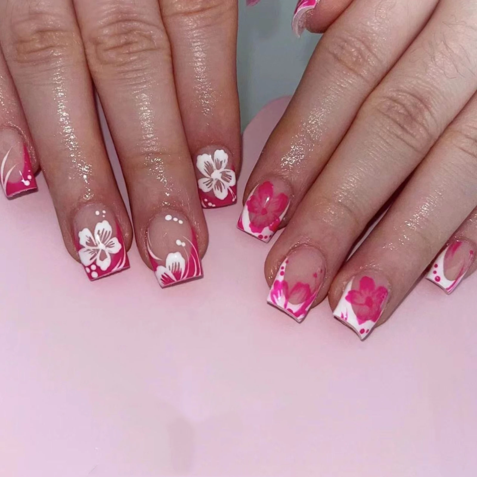 Prego falso francês rosa com cola de geléia, unhas falsas quadradas curtas, design de flores de brilho, pressione unhas, pontas de unhas de cobertura completa, 24pcs