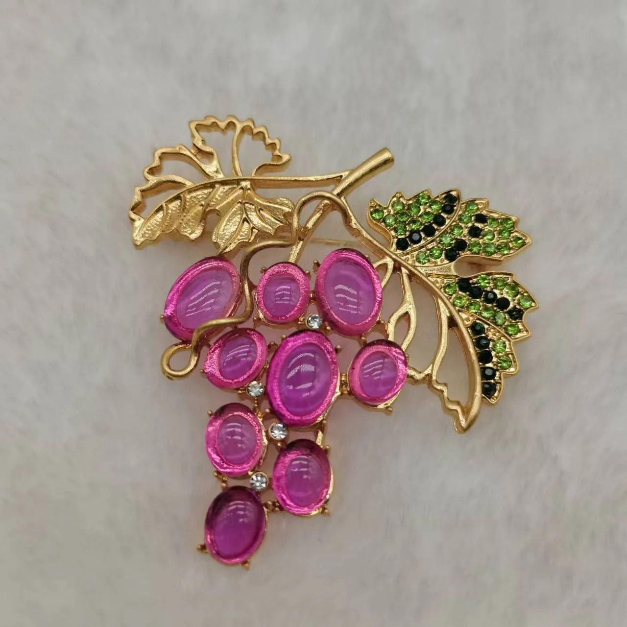 Vintage New Arrival Fashion Women Men Jelly Grape Brooches Pins Retro Exquisite Unisex Middle Fruit Corsage Buckle Accessories