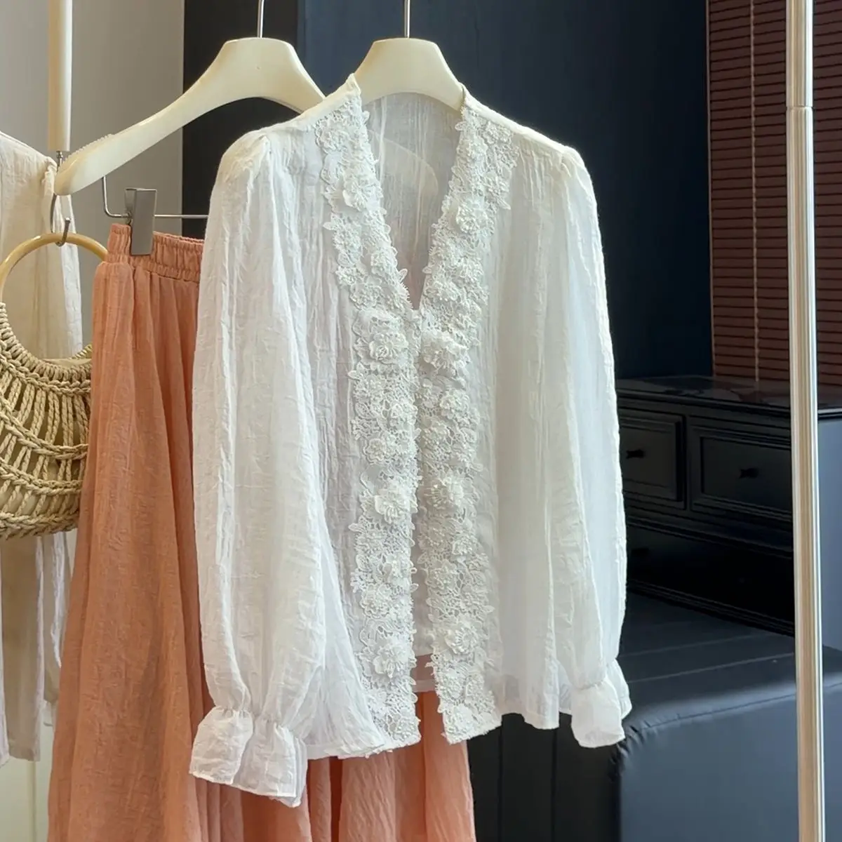 

French Gentle Wind Lace V-Neck Shirt Women's New Three-dimensional Flower Chiffon Shirt Loose Lantern Sleeve Top