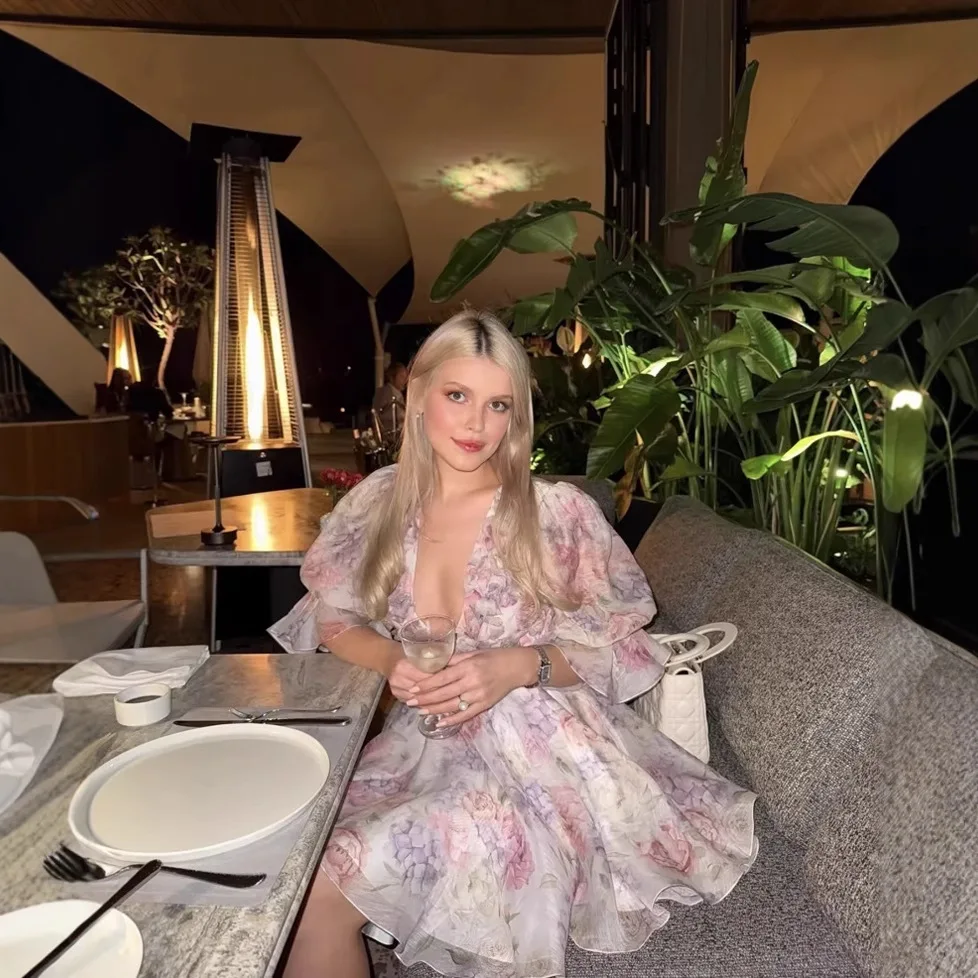 Ropa femenina vestido de mujer estampado con cuello en V tirantes tridimensionales pétalos decorados cintura elegante vestidos de princesa