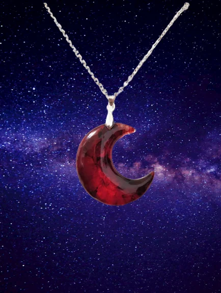 Collar de luna creciente hecho a mano con efecto de sangre, joyería gótica espiritual, joya de declaración, pagana Wicca