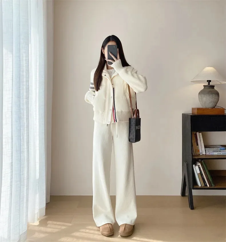 เสื้อแจ็คเก็ตขนเป็ดแบบสั้นสำหรับผู้หญิง ฤดูหนาว 2025 สไตล์เกาหลี ทรงหลวม แขนถักลายสามเส้น แฟชั่นเสื้อคลุม