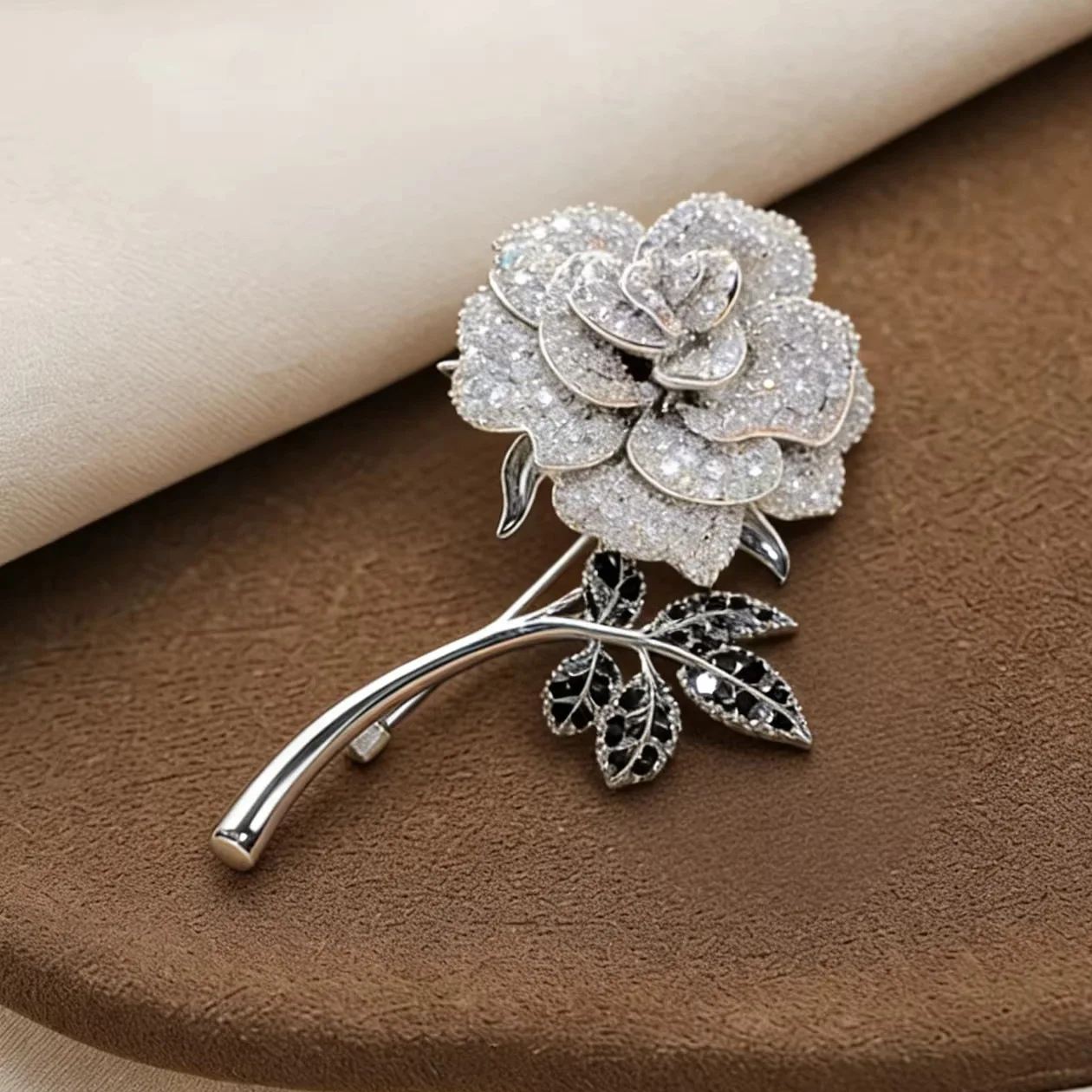 Chinesische Mode-Broschen mit Strasssteinen in Silberfarbe, Rosenmuster, für Damen, trendige, zarte Blumen-Anstecker, Party- und Freizeitaccessoire, Geschenk, Schmuck. – Detail 3