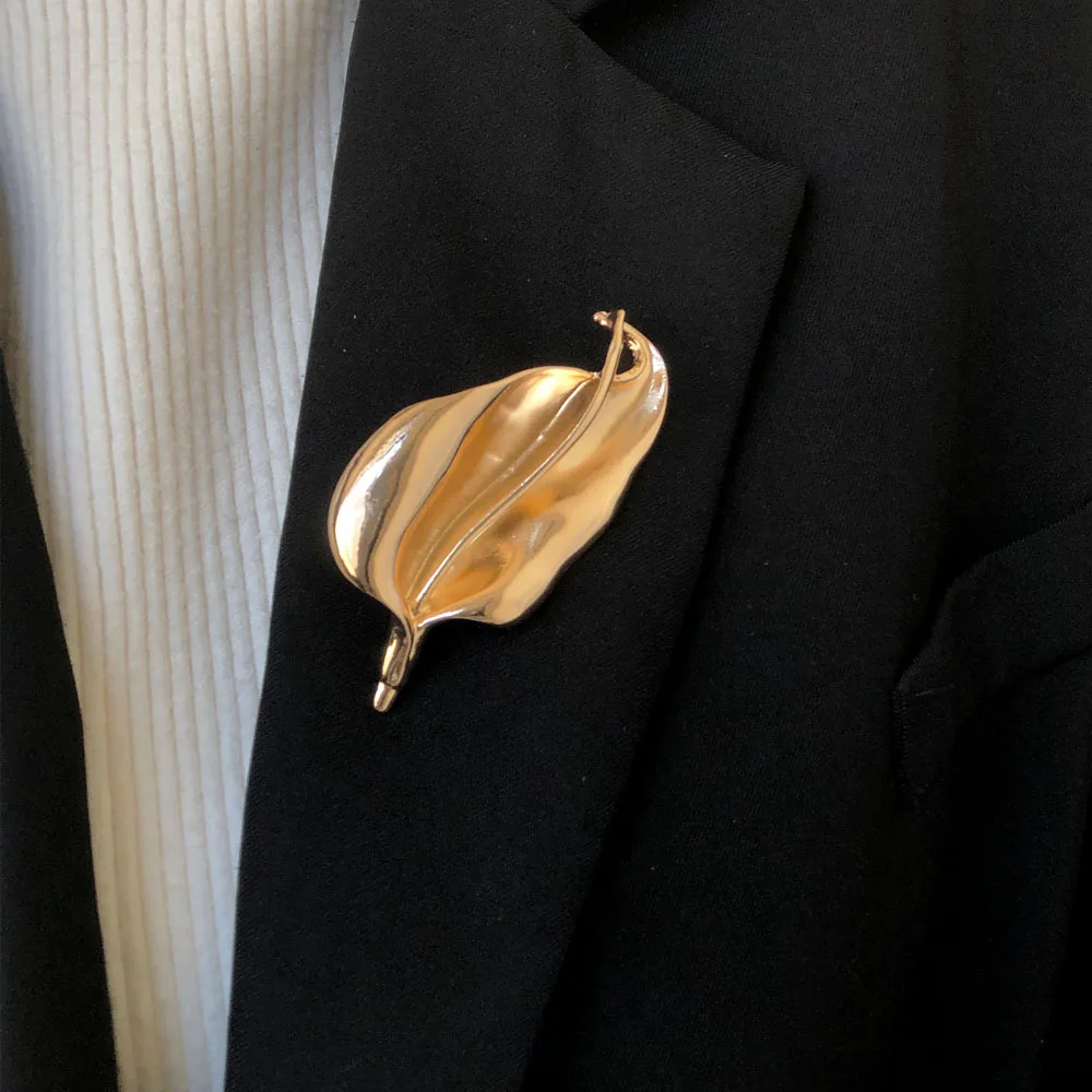 Irregular Wrinkle Metal Lily Flowers Brooches for Women Unisex 2-color Plants Party Office Brooch Pins Accessories Gifts
