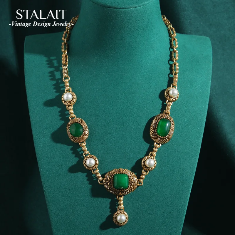 

Vintage Pearl Necklace Natural Stone Antique Gold Color For Women Green Pendant Accessories 2025 Luxury Designer Jewelry Wedding
