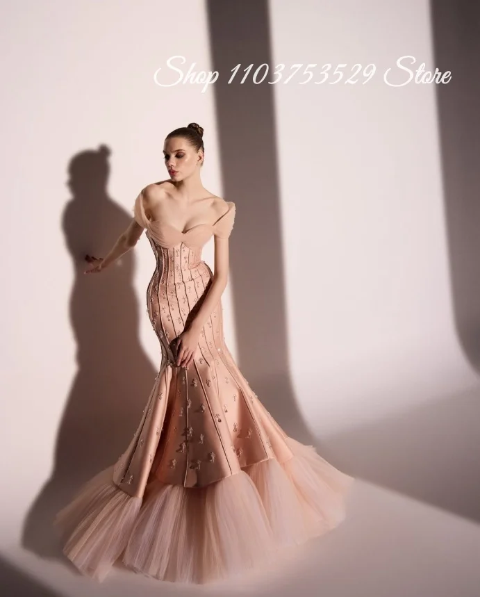 Maßgeschneidertes, schulterfreies Meerjungfrauen-Abendkleid in Blush Pink mit Korsett, Kristallperlen und mehrlagigem Tüllsaum für Hochzeiten und Abschlussbälle 2026