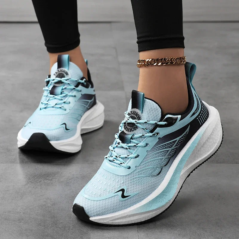 Neue Damen-Mesh-Sportschuhe mit atmungsaktivem Design, Laufschuhe mit Stoßdämpfung und Erhöhung, weiche Sohle, bequeme koreanische Reiseschuhe