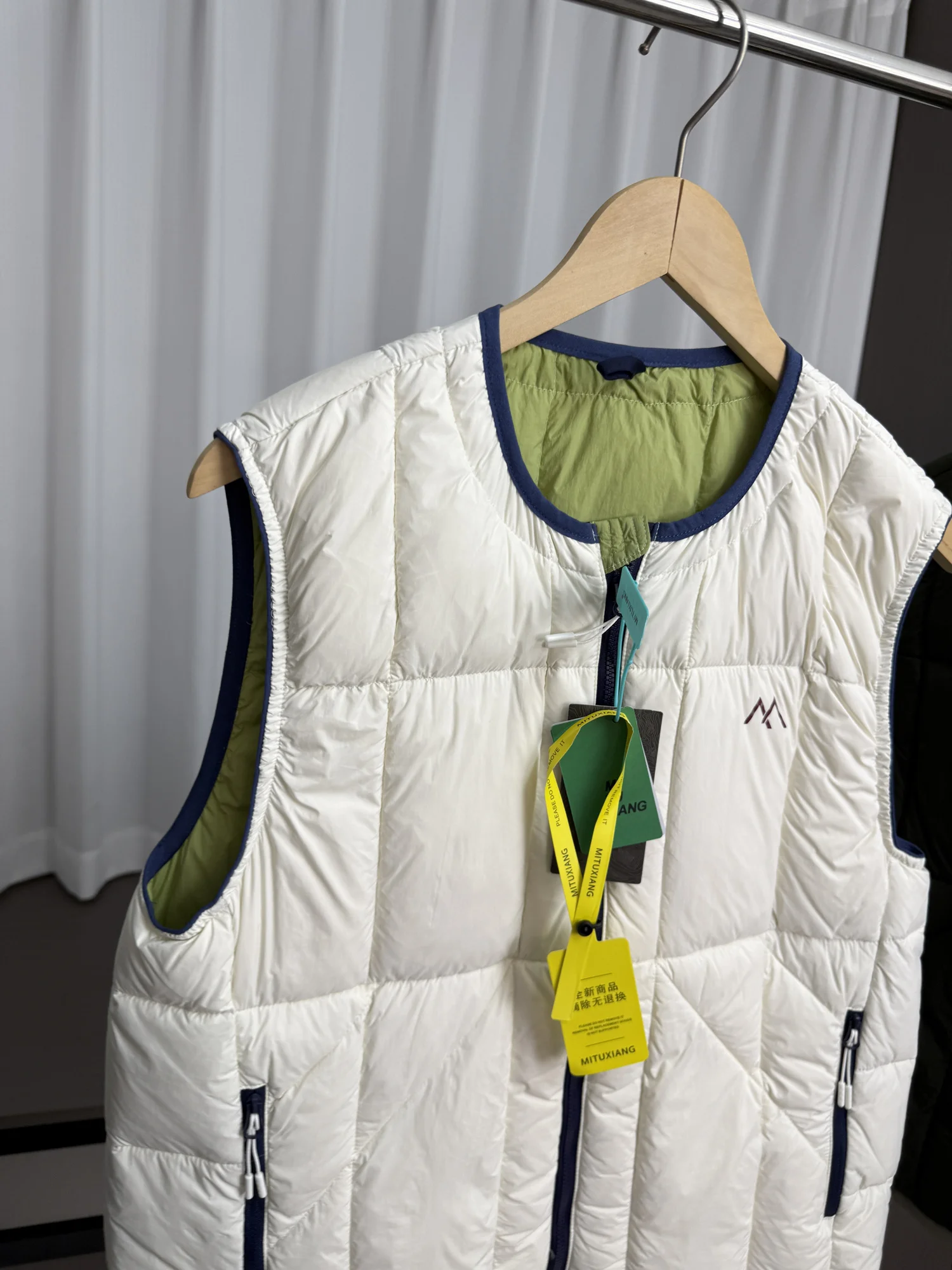 Warm White Duck down Vest Unisex Casual Sleeveless Autumn Winter Fashion Contrast Color Youthful Vitality Style Zipper Closure