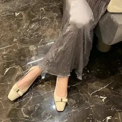 Lederversion Grape Mom 2025, elegante quadratische Kopf-Metallschnalle, Schmetterlingsknoten, klobiger Absatz, Pendlerschuhe, vielseitige offene Zehen-Damen