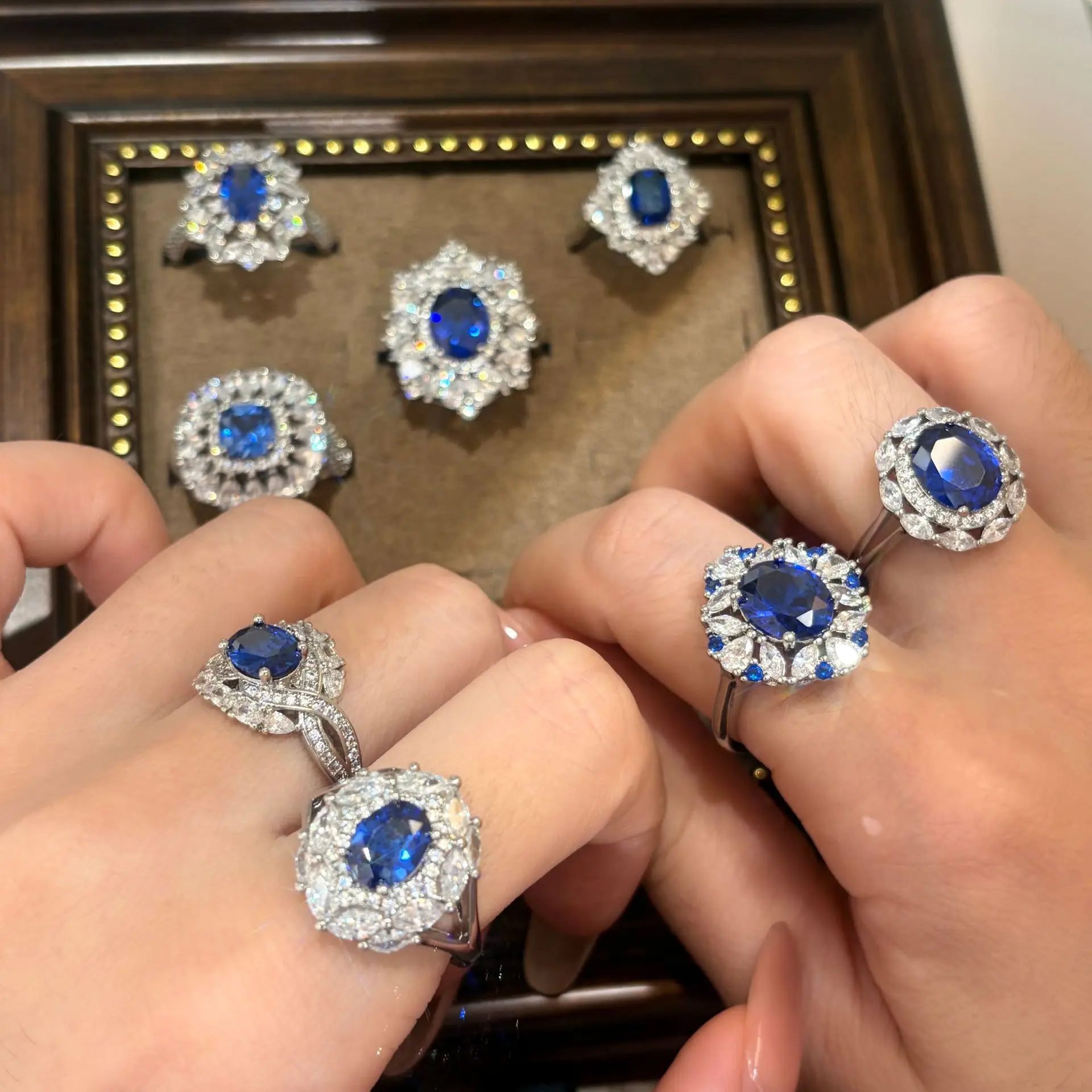 anel-luxuoso-com-diamantes-e-pedra-preciosa-azul-para-mulheres-anel-de-flores-deslumbrante-moderno-e-requintado-acessorios-de-joalheria