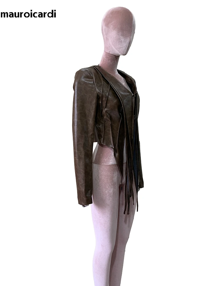 Mauroicardi 秋ショートフリンジディストレストブラウン Pu レザー非対称ジャケット女性タッセル V ネック高級デザイナー服