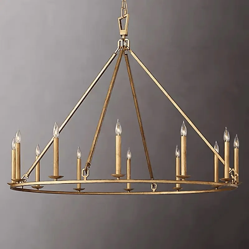 Runder Kronleuchter im Vintage-Stil. Es ist wie eine Lampe mit einer echten Kerze. Runder Kronleuchter für Ihre Luxus-Families-Schönheitslampen