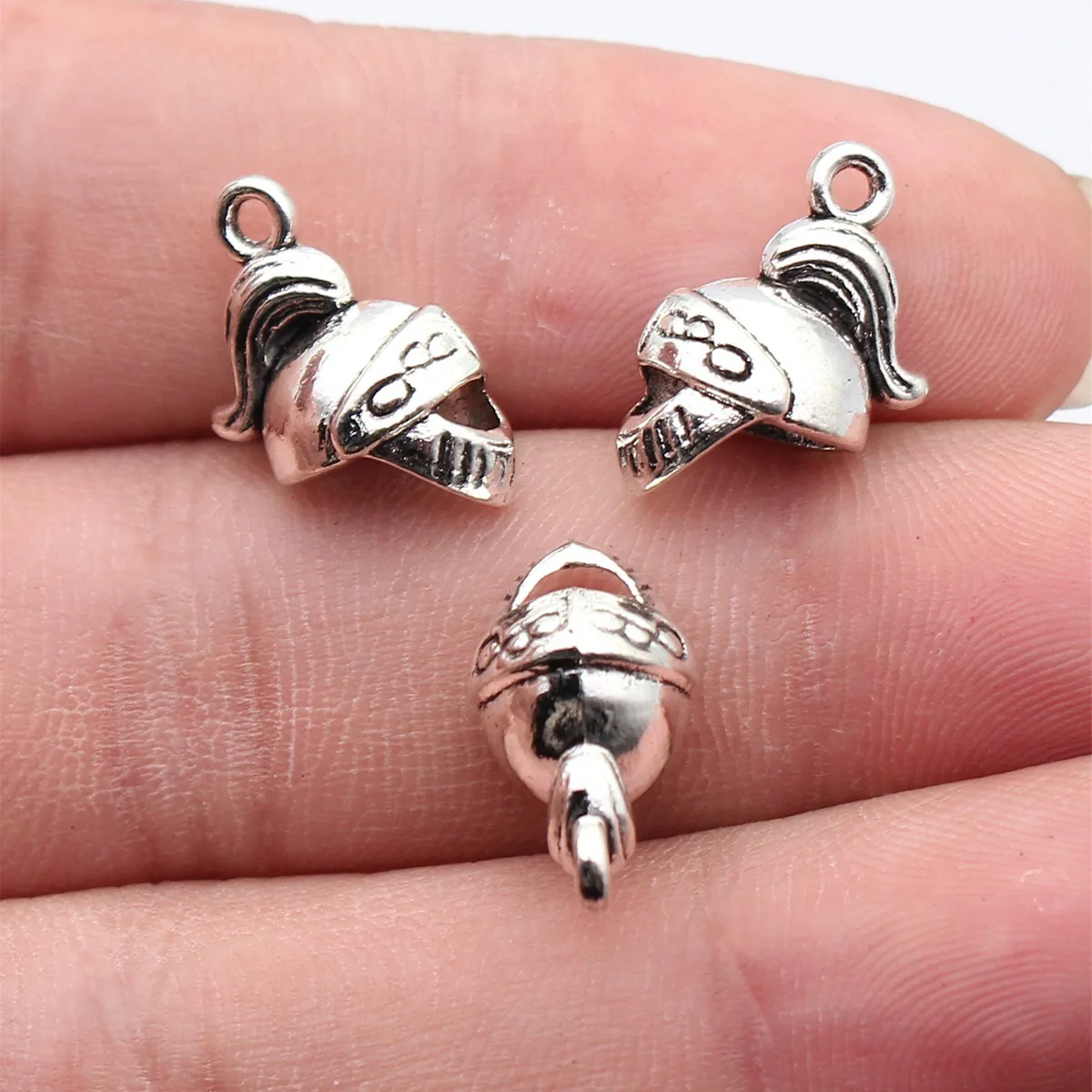 10 Stück 18 x 13 x 9,7 mm antiksilberfarbene 3D-Helm-Anhänger, handgefertigtes Zubehör für die Schmuckherstellung