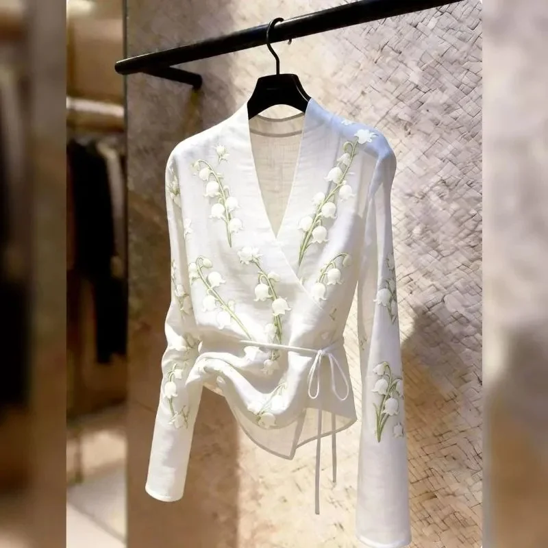 Good-looking Women's Shirt Tops Woman Shirts Blouse 2026 Summer New V Collar French Design Temperament Printed Shirt view 2