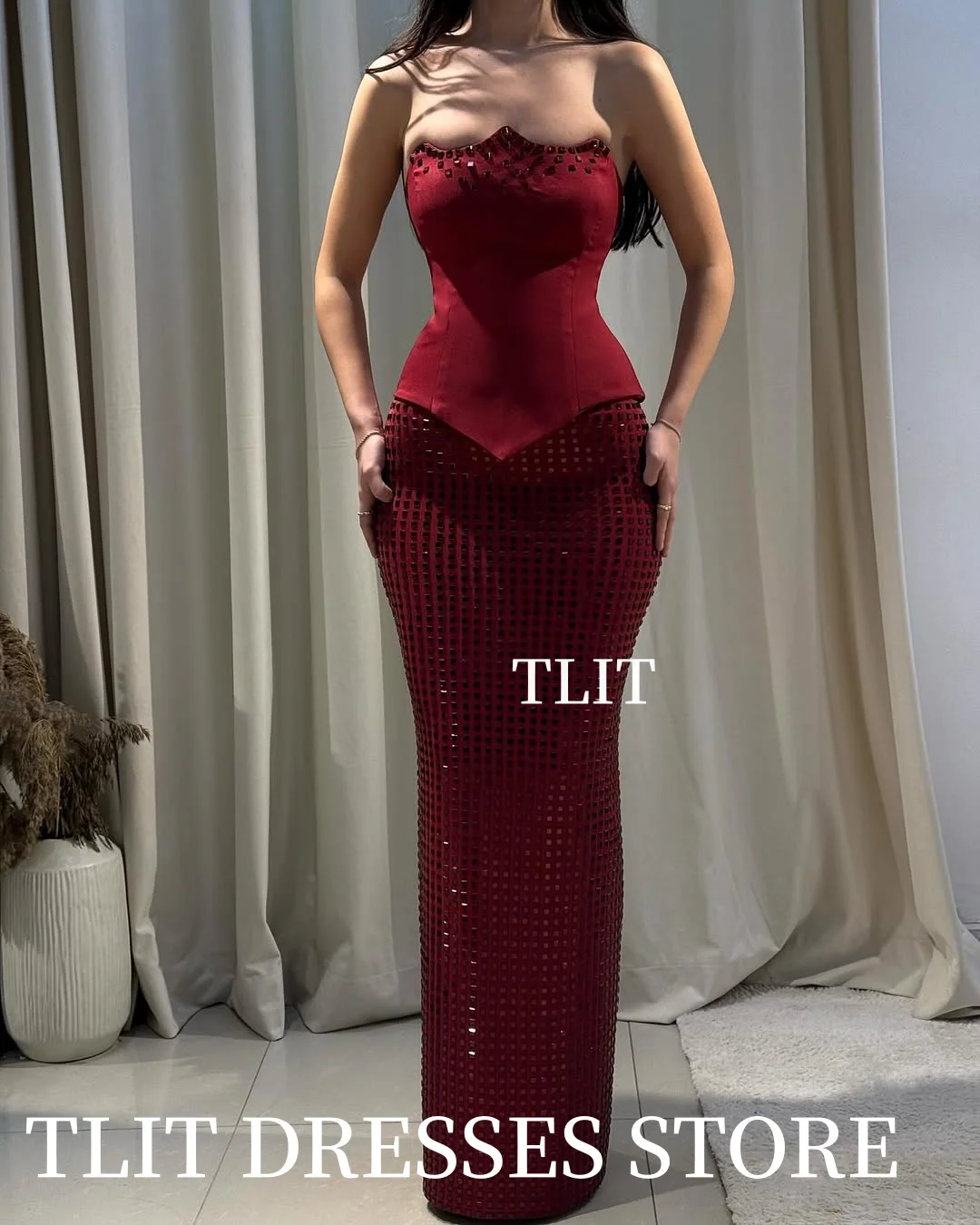فساتين سهرة غمد مكونة من قطعتين باللون الأحمر الخمري اللامع من TLIT مخصصة من فيستدو دا نويت بدون حمالات وكريستال بدون أكمام فساتين حفلات