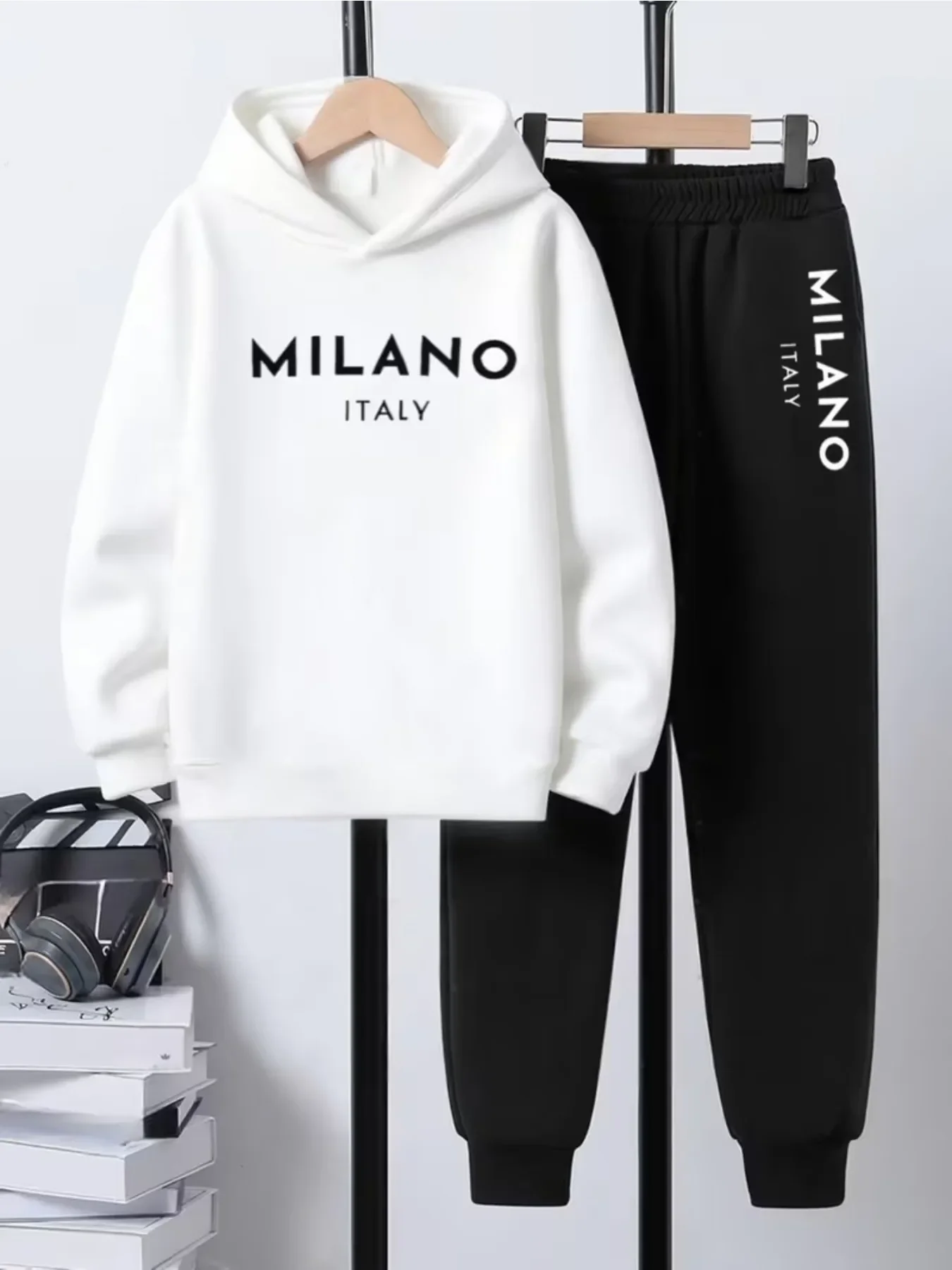 Boys' two-piece autumn/winter tracksuit—hoodie and sweatpants featuring 