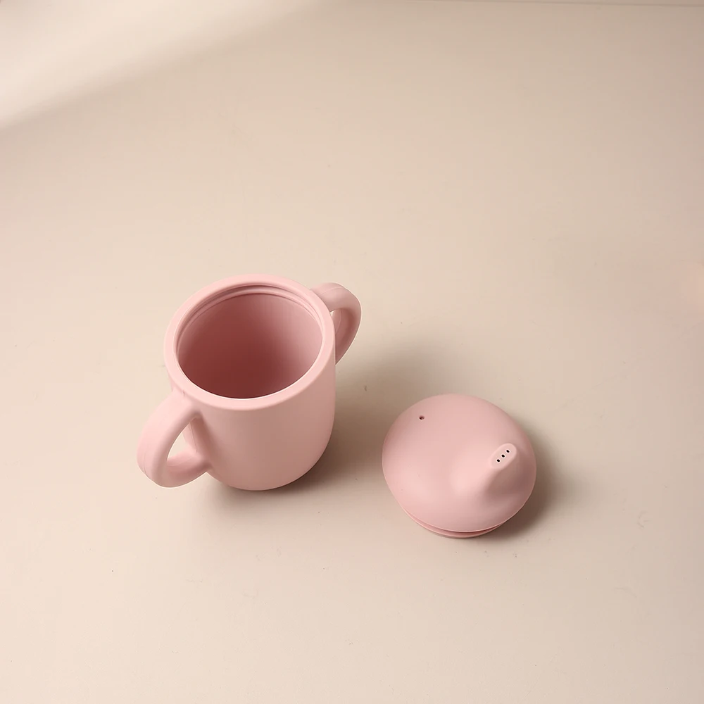 新しい固体 180 ミリリットルベビーシリコーンシッピーカップ BPA フリーポータブル給餌カップポータブル学習ハンドシャンク飲料水トレーニングカップ