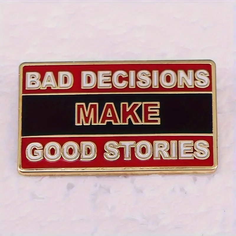 Bad Decisions Create Good Stories Brosche für Männer, lustige englische Metallabzeichen, Rucksack-Kleidung
