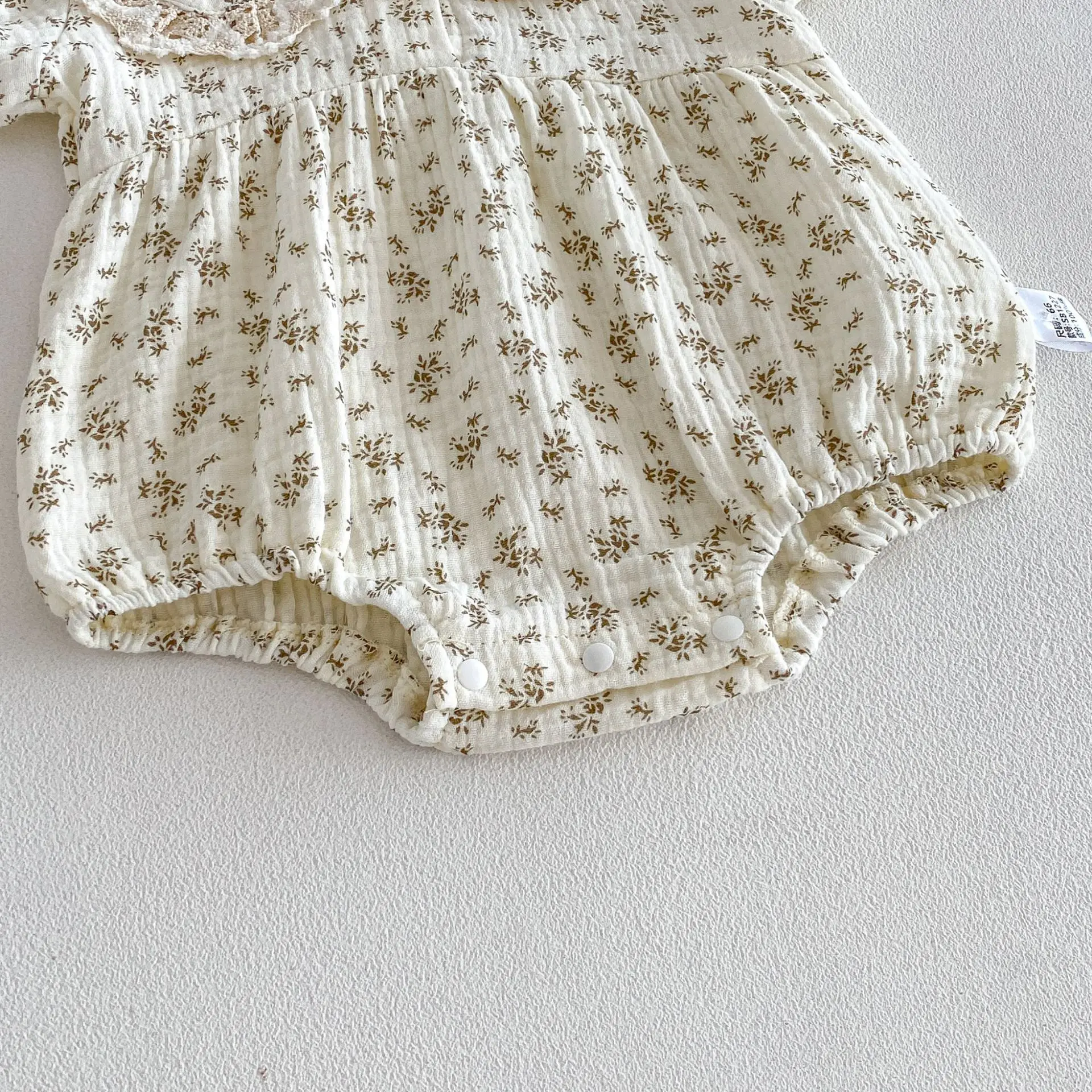 3-24M Sommer-Babybody im pastoralen Stil mit floraler Spitze und Peter-Pan-Kragen für Kleinkinder, Mädchen, weiche Baumwollkleidung – Detail 9