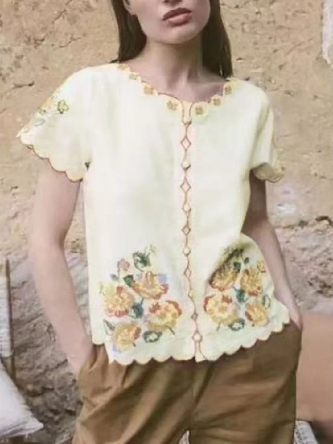 

Художественная рубашка с коротким рукавом и вышивкой крестиком, из плотного хлопка и льна, с круглым вырезом и застежкой на пуговицы.