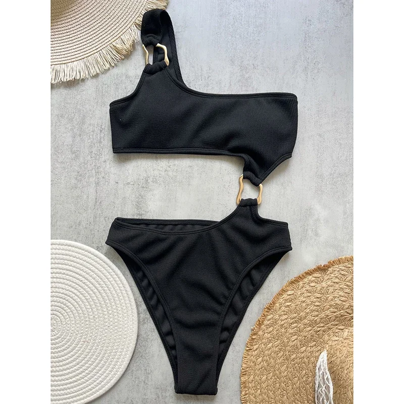 Traje de baño asimétrico de una pieza con un hombro para mujer, traje de baño de corte alto con anillo de Metal, ropa de playa Sexy, novedad de 2025