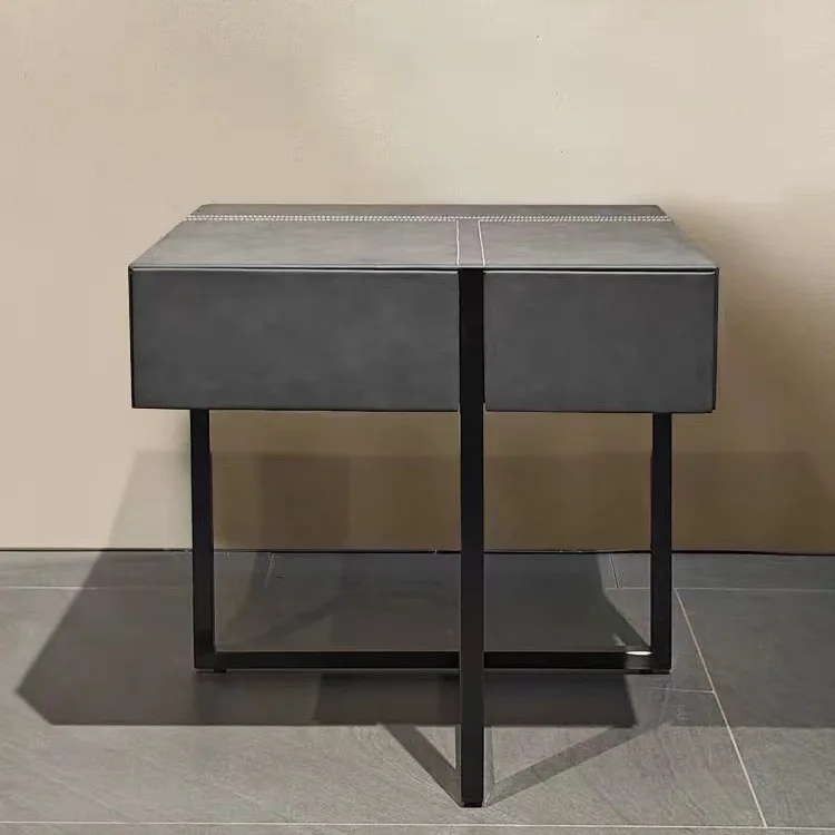 طاولة بجانب السرير مصنوعة من الخشب الصلب بالكامل مصممة بشكل إبداعي من الجلد غير اللامع وخفيفة الوزن وطاولة بجانب السرير إيطالية بسيطة #3