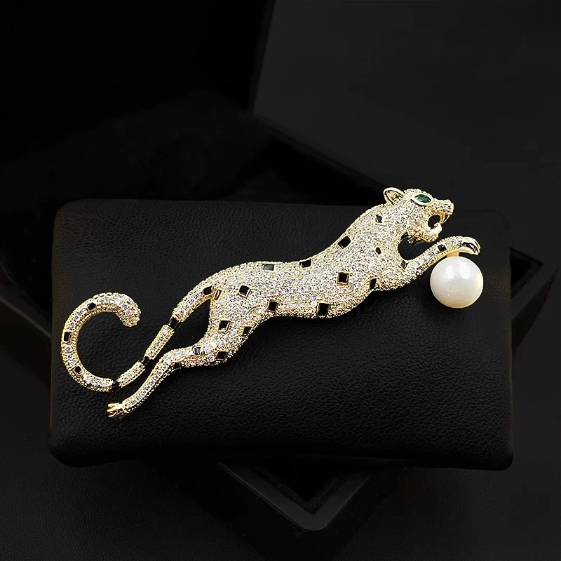 

Luxury High-End Pearl Leopard Brooch for Women Men All-Match Coat Suit Neckline Animal Pin Retro Crystal Jewelry Badge Gift 3896