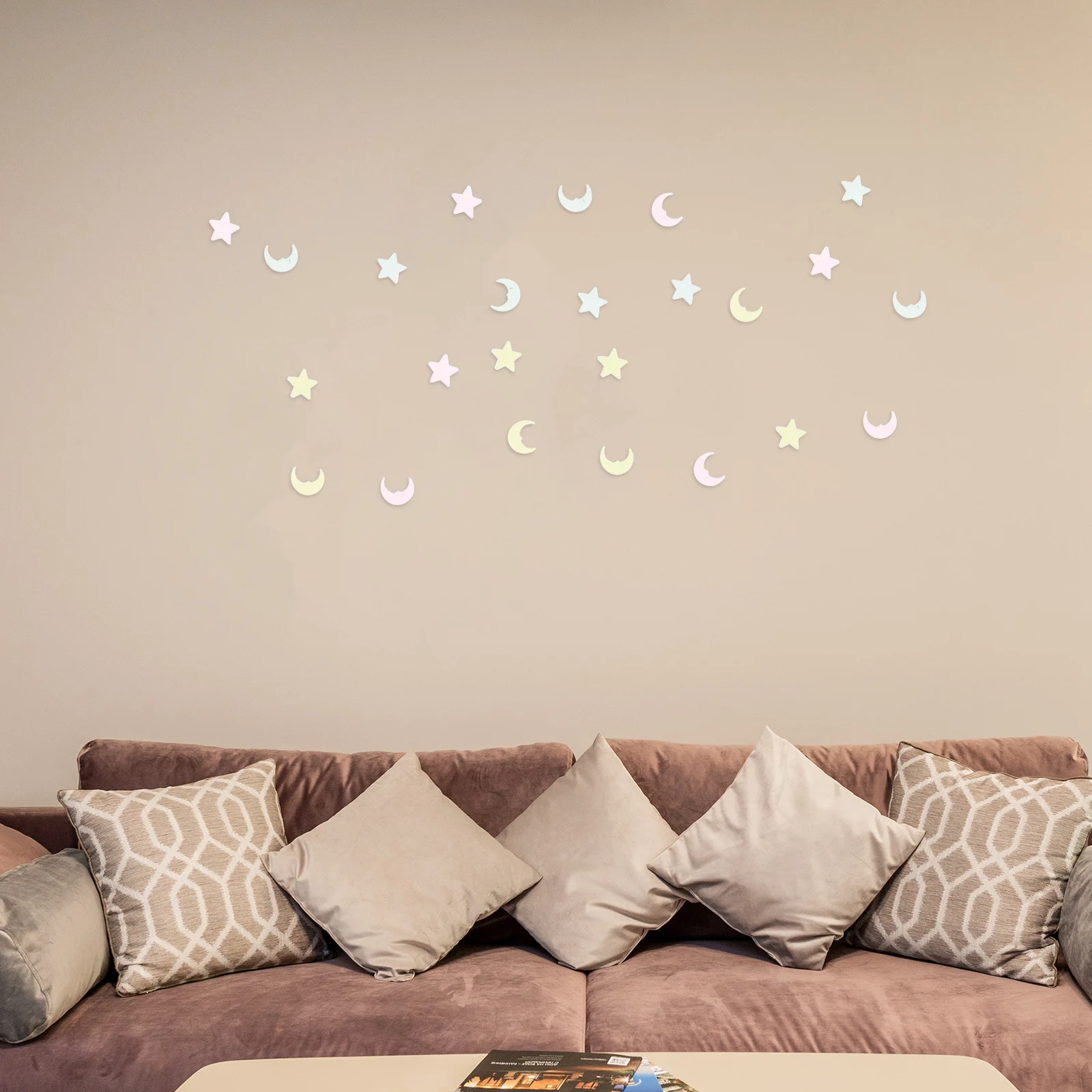 

200Pcs Night Light Wall Stickers Glow in The Dark Stars Moon Shapes Removable Plastic Decorative Ceiling Room Kids Glow Stickers