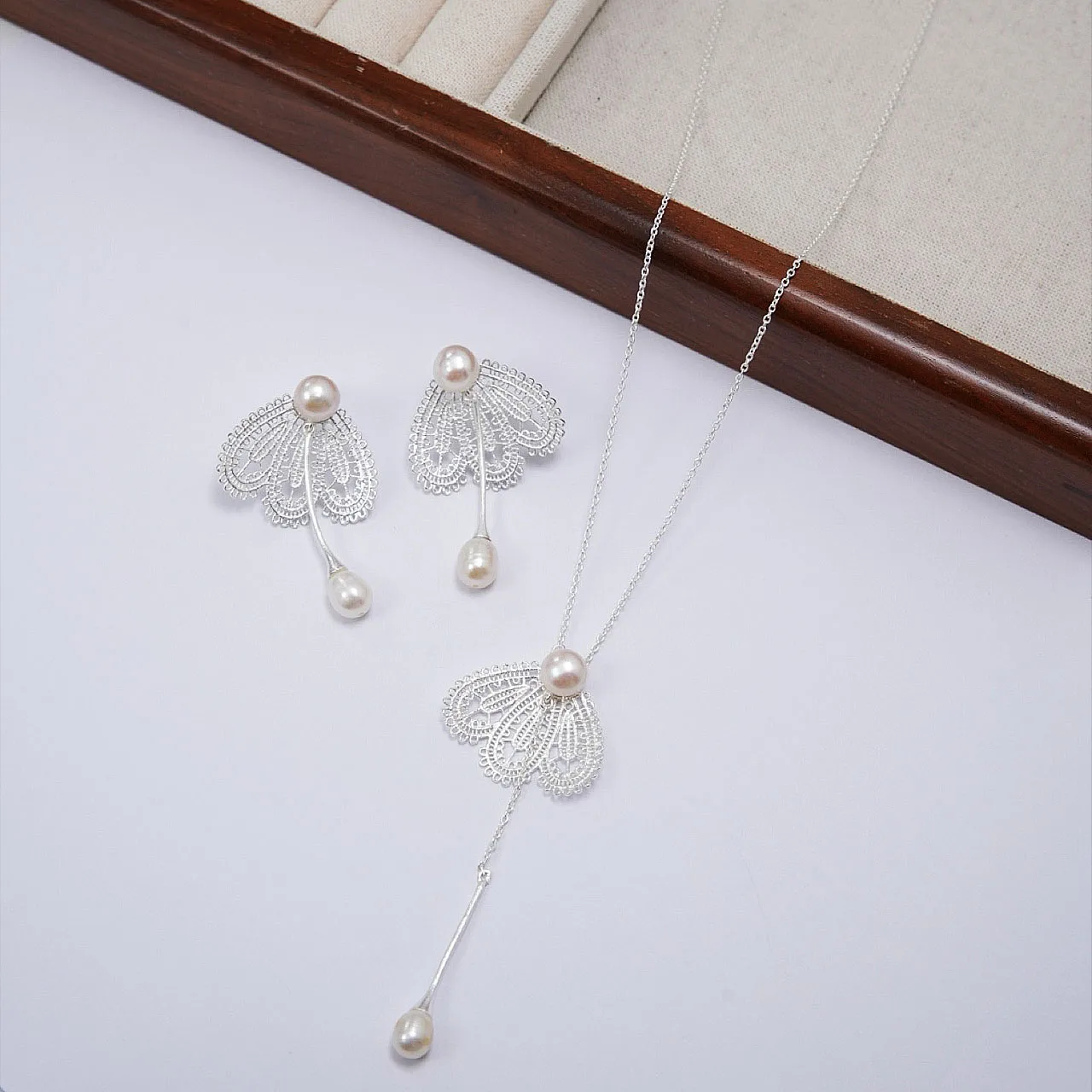 

Jewelry & Accessories Sweet Romance Style Hollow Lace Petal Natural Pearl Necklace As A Team Gift For Women