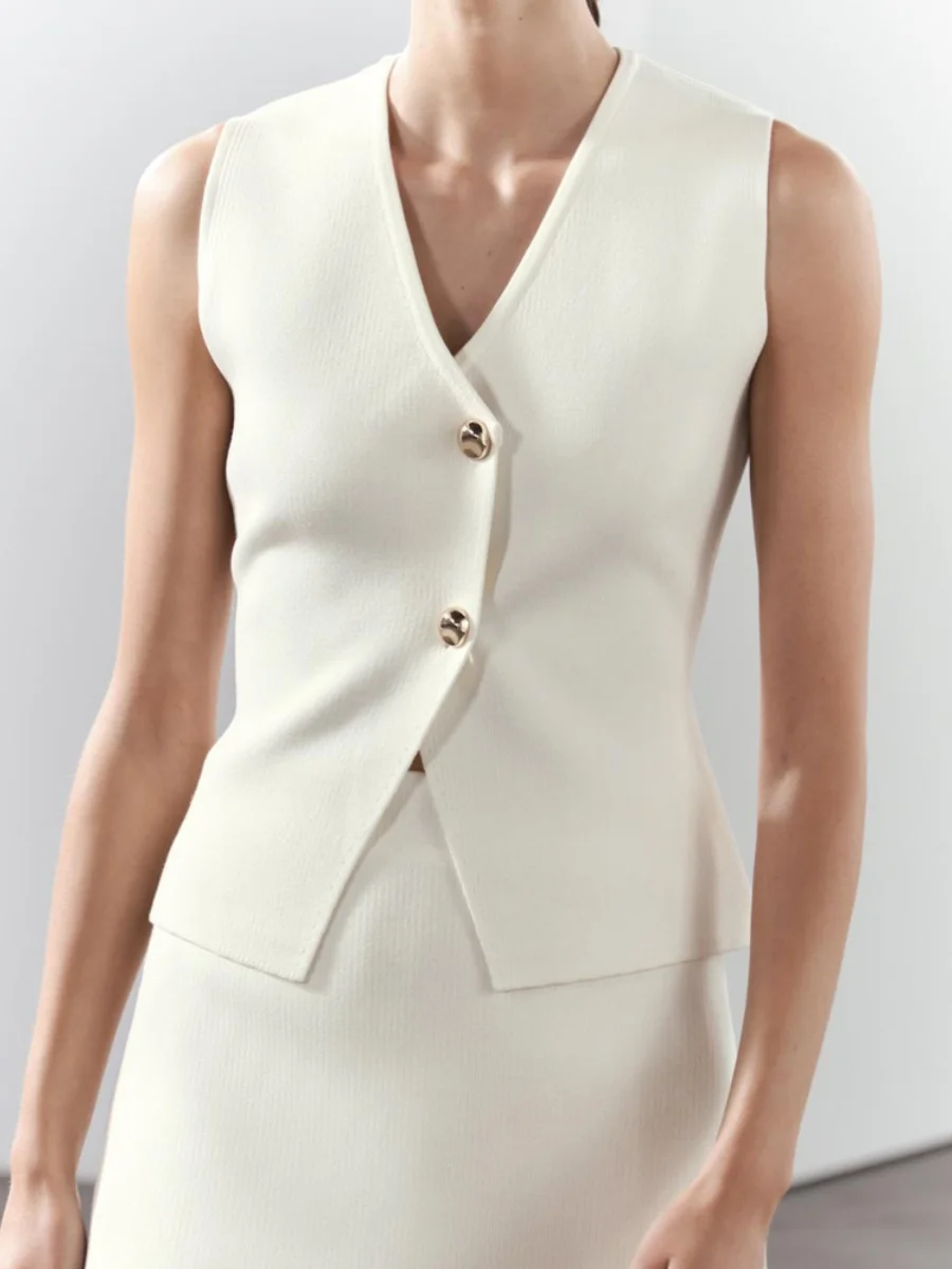 

Faionable Women's Knitted Vest-Sle Svel Top with Golden Buttons New Arrival Summer 2024 Ethnic Stage Costume