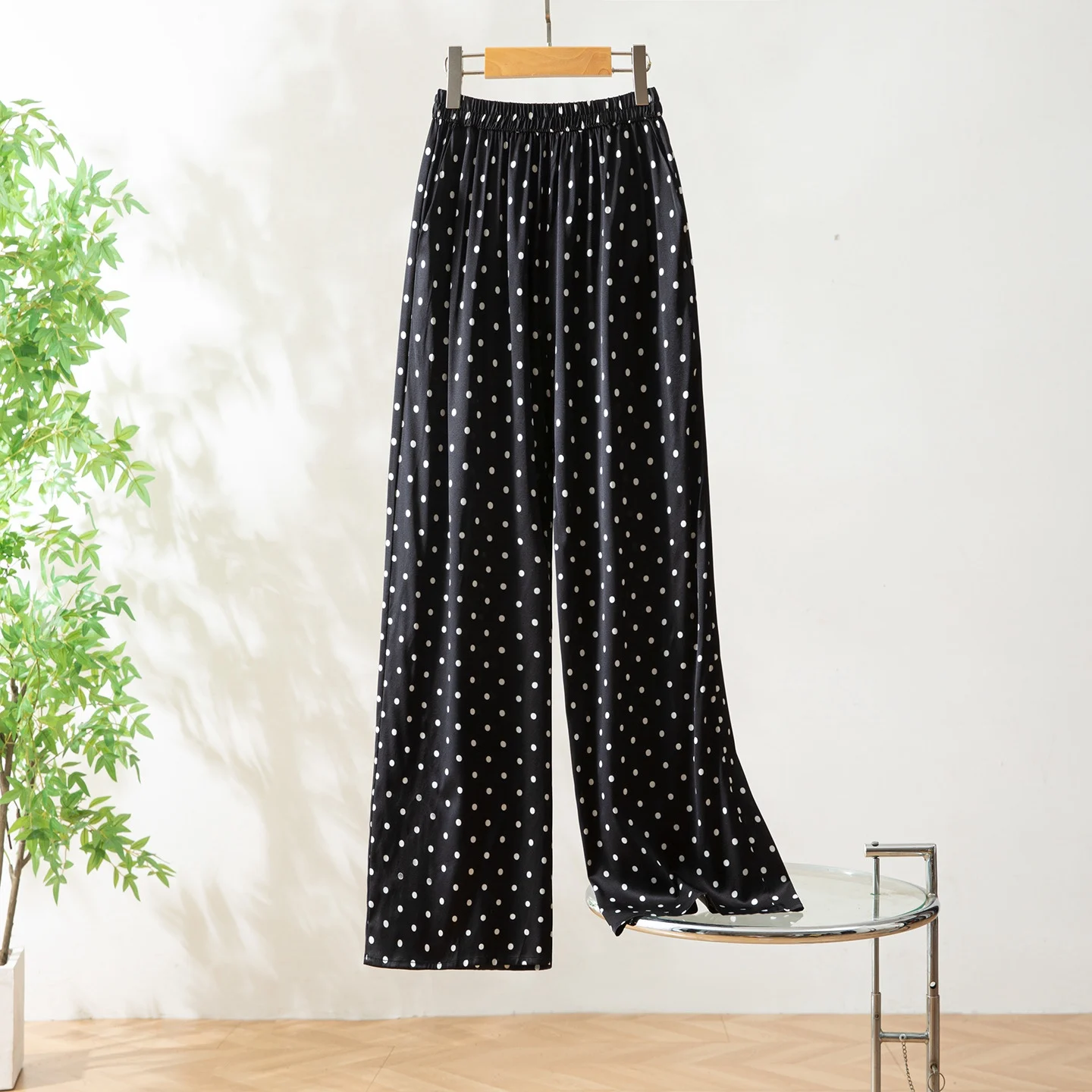 2025 Damenmode-Kleidung, 93 % natürliche Maulbeerseide, elastischer Satin, elastische Taille, Wellenpunkt, lässige Hose mit geradem Bein